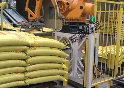 飼料行業(yè)碼垛機(jī)，機(jī)械手碼垛機(jī)視頻