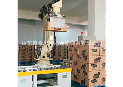 火腿腸全自動拆垛設(shè)備 紙箱碼垛機(jī)械手工作中